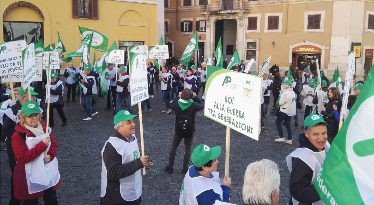 Manovra: Anp-Cia, la protesta a Montecitorio dei pensionati agricoli. In centinaia al flash mob